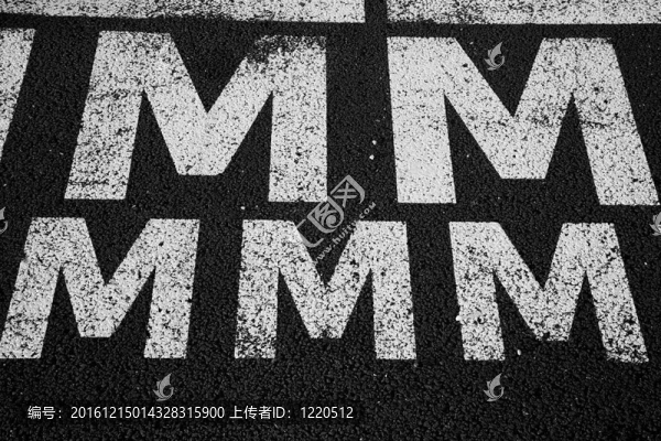 白色的字母M