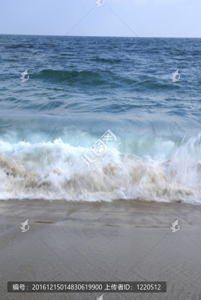 波浪沖擊海灘