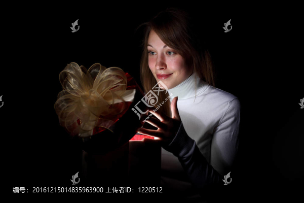 年輕女子讀魔法書