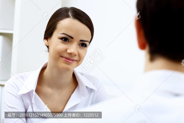 辦公室里的一個女商人的肖像