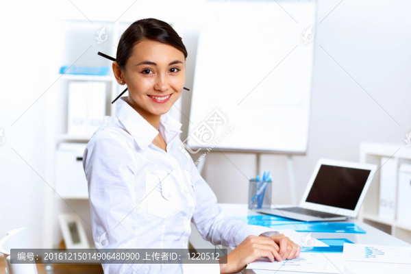 女青年上班服上班