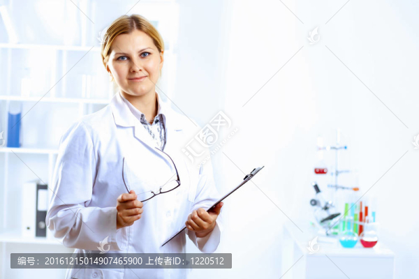 科學(xué)家在實(shí)驗(yàn)室