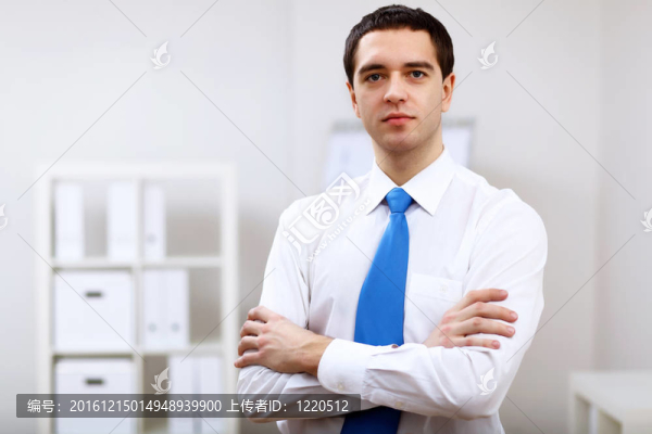 年輕的商人在辦公室工作