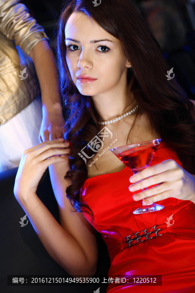 夜總會里有魅力的女人喝一杯
