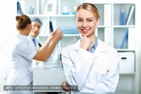 在實驗室工作的年輕科學家