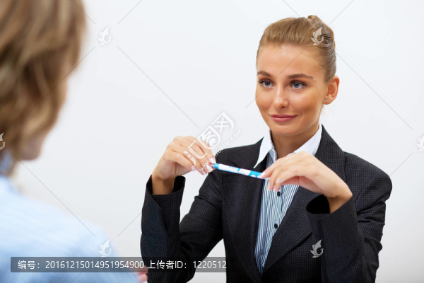 辦公室里的一個女商人的肖像