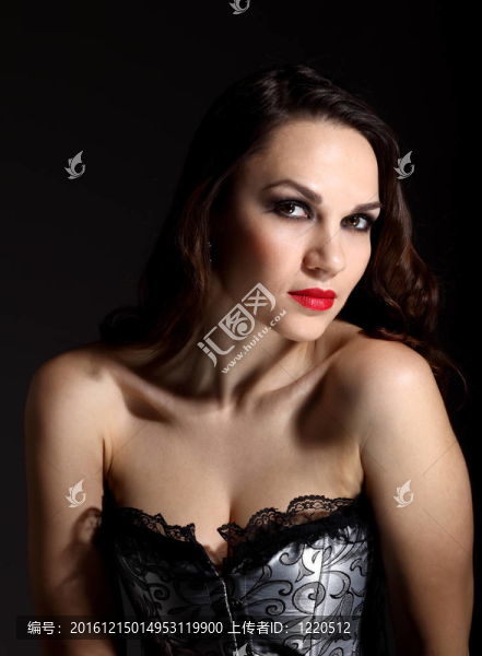 年輕美女的工作室肖像