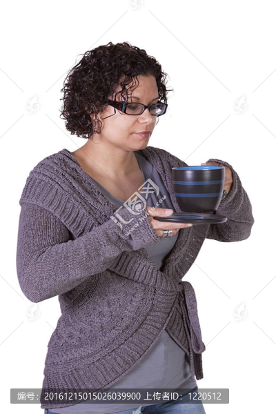 女人喝咖啡站起來