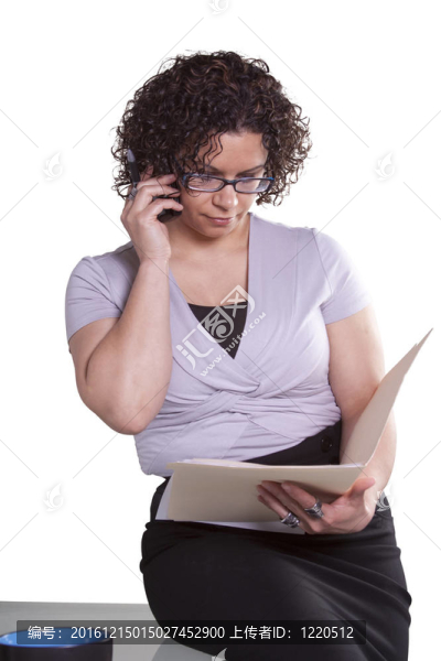 女商人在伏案工作