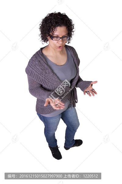 美麗的女孩站起來用她的手打開