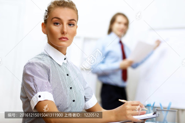 辦公室里的一個(gè)女商人的肖像