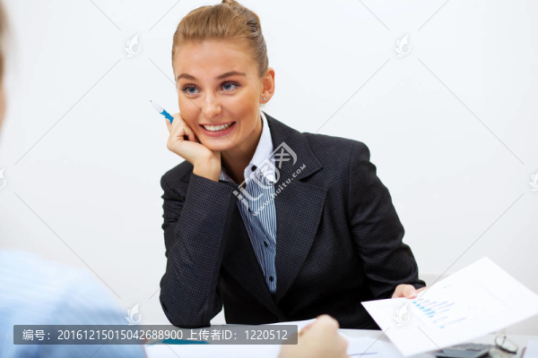 辦公室里的一個女商人的肖像