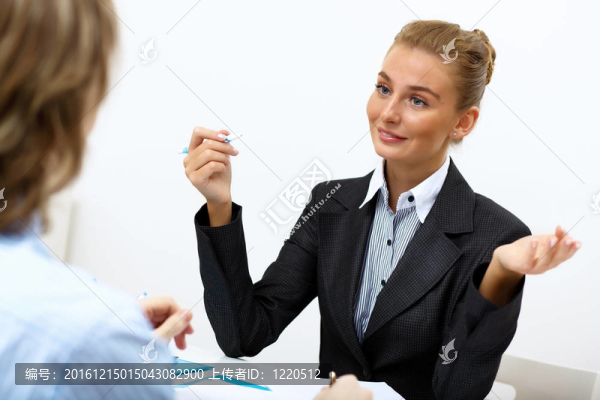 辦公室里的一個女商人的肖像