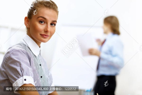 辦公室里的一個(gè)女商人的肖像