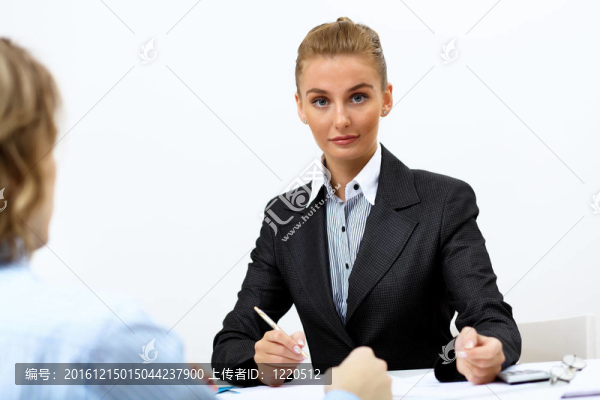 辦公室里的一個女商人的肖像