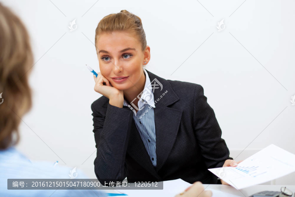 辦公室里的一個女商人的肖像