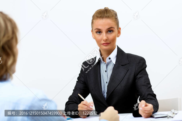 辦公室里的一個女商人的肖像