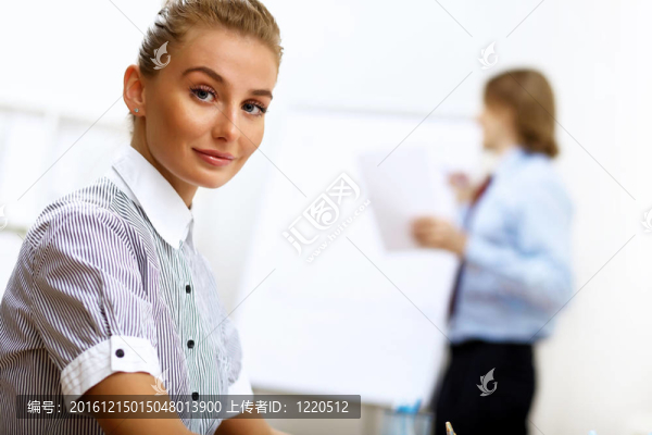 辦公室里的一個(gè)女商人的肖像