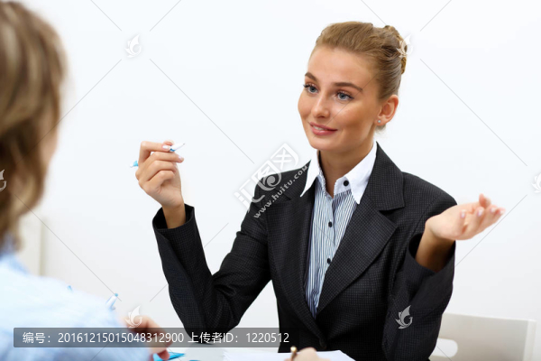 辦公室里的一個(gè)女商人的肖像