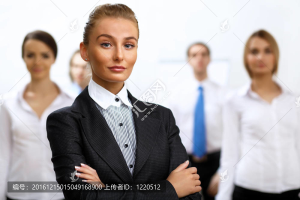 辦公室里的一個女商人的肖像