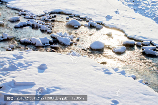太陽的河流和雪
