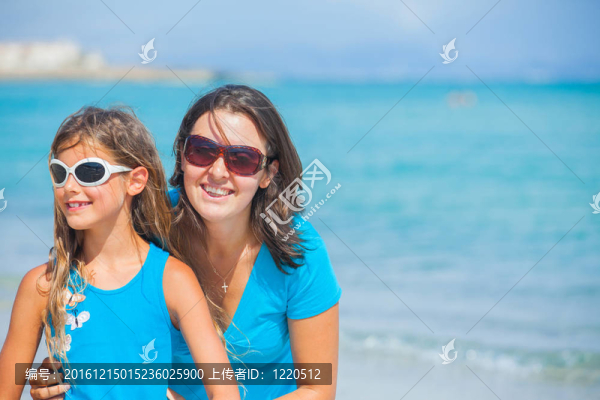 母親和女兒在海灘上玩得很開心