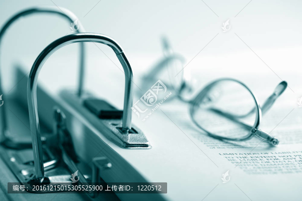 在柔和的藍色的粘合劑和玻璃打開文檔