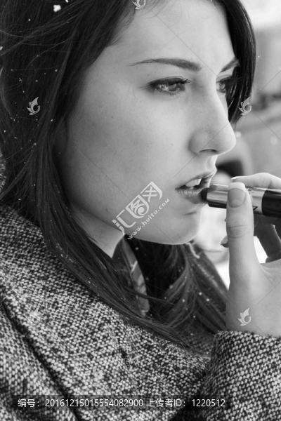 美女涂口紅