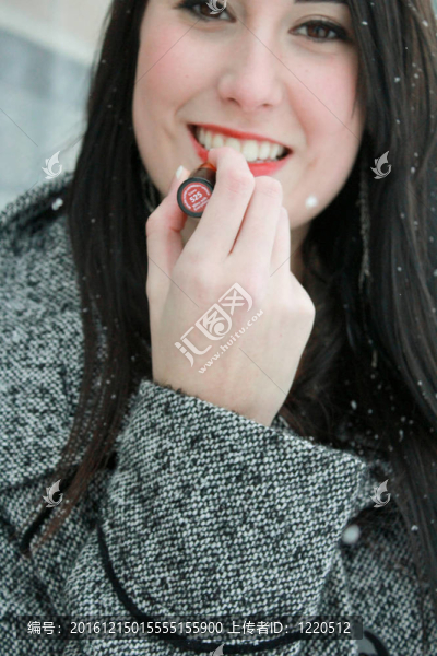 美女涂口紅