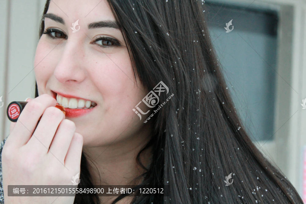 美女涂口紅