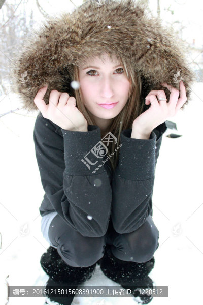 美麗的女人與毛皮頭巾