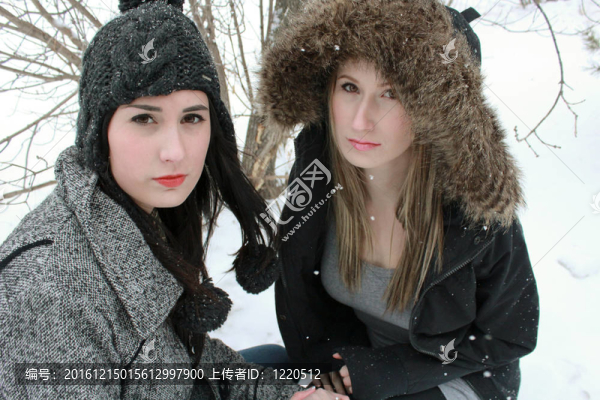兩個女人在樹外