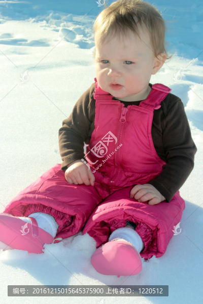 可愛的女嬰坐在雪地里