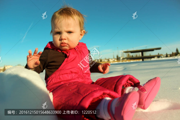 可愛的小女孩看著雪