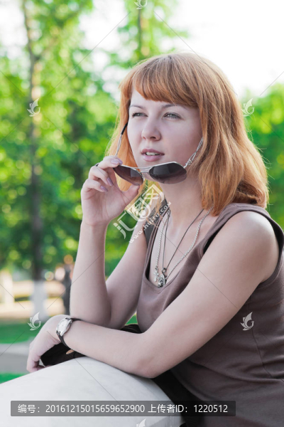 美麗的姜頭發(fā)女人肖像