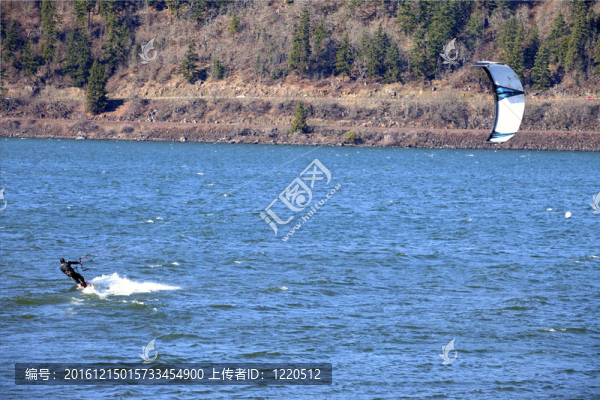 哥倫比亞河上的風(fēng)沖浪；胡德河。