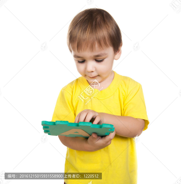 小男孩玩字母