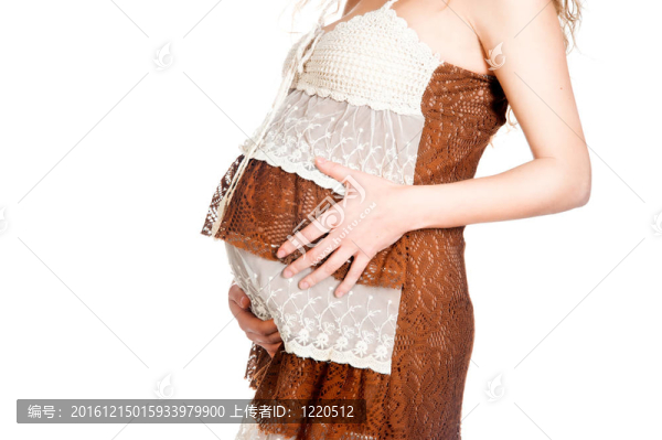 孕婦撫摸她的肚子