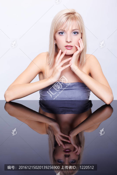 美麗的金發(fā)和鏡子