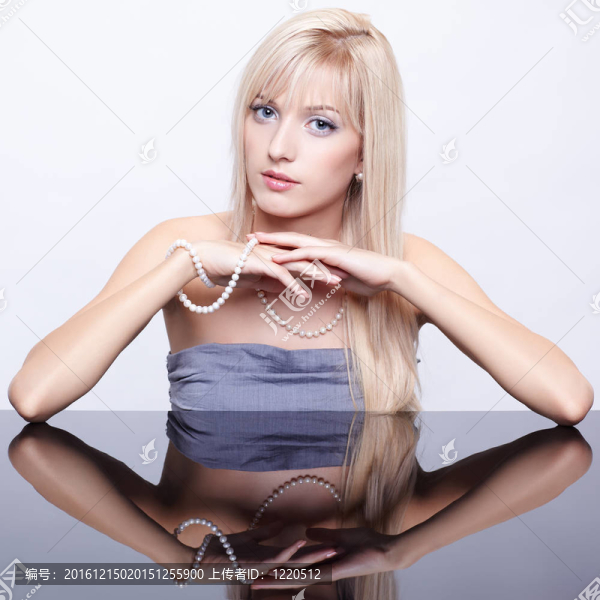 金發(fā)女孩帶珠