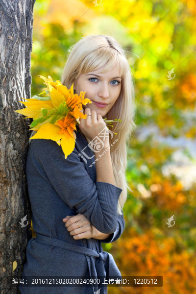 秋天公園里的美女