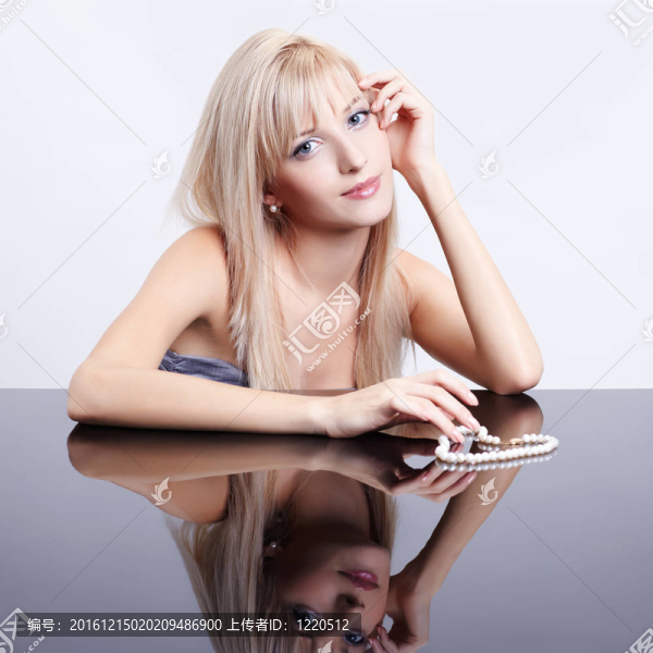 金色的項鏈
