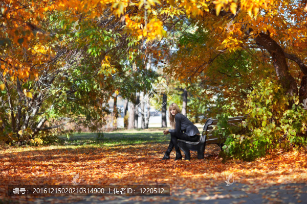 公園長椅上的女孩