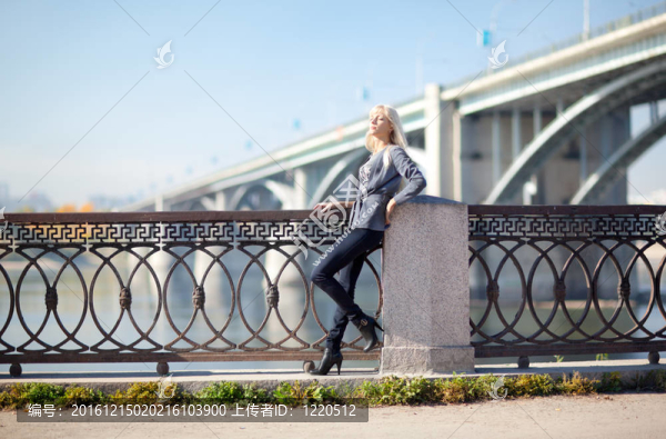 美麗的女人與橋的背景