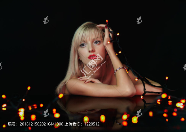 女人和圣誕花環(huán)