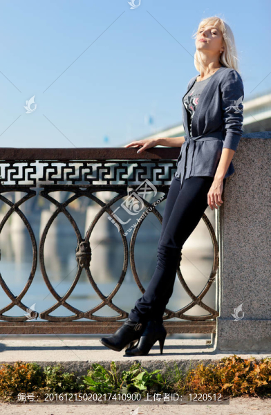 美麗的女人與橋的背景