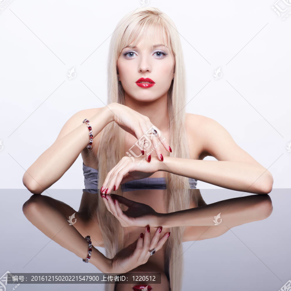 漂亮的金發(fā)女郎