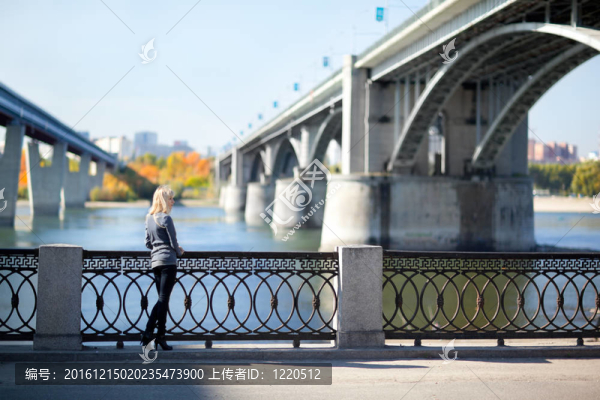美麗的女人與橋的背景