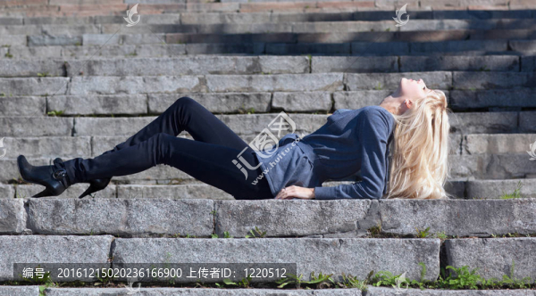 美麗的少女坐在石階上