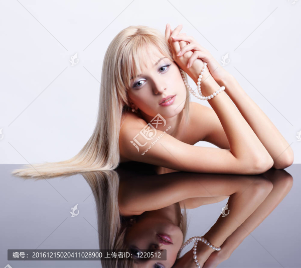 金發(fā)女人帶珍珠
